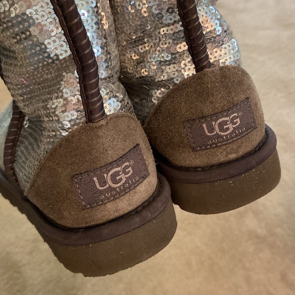 UGG CLASSIC SHORT SILVER SEQUIN BOOTS SIZE 7 - Picture 4 of 15